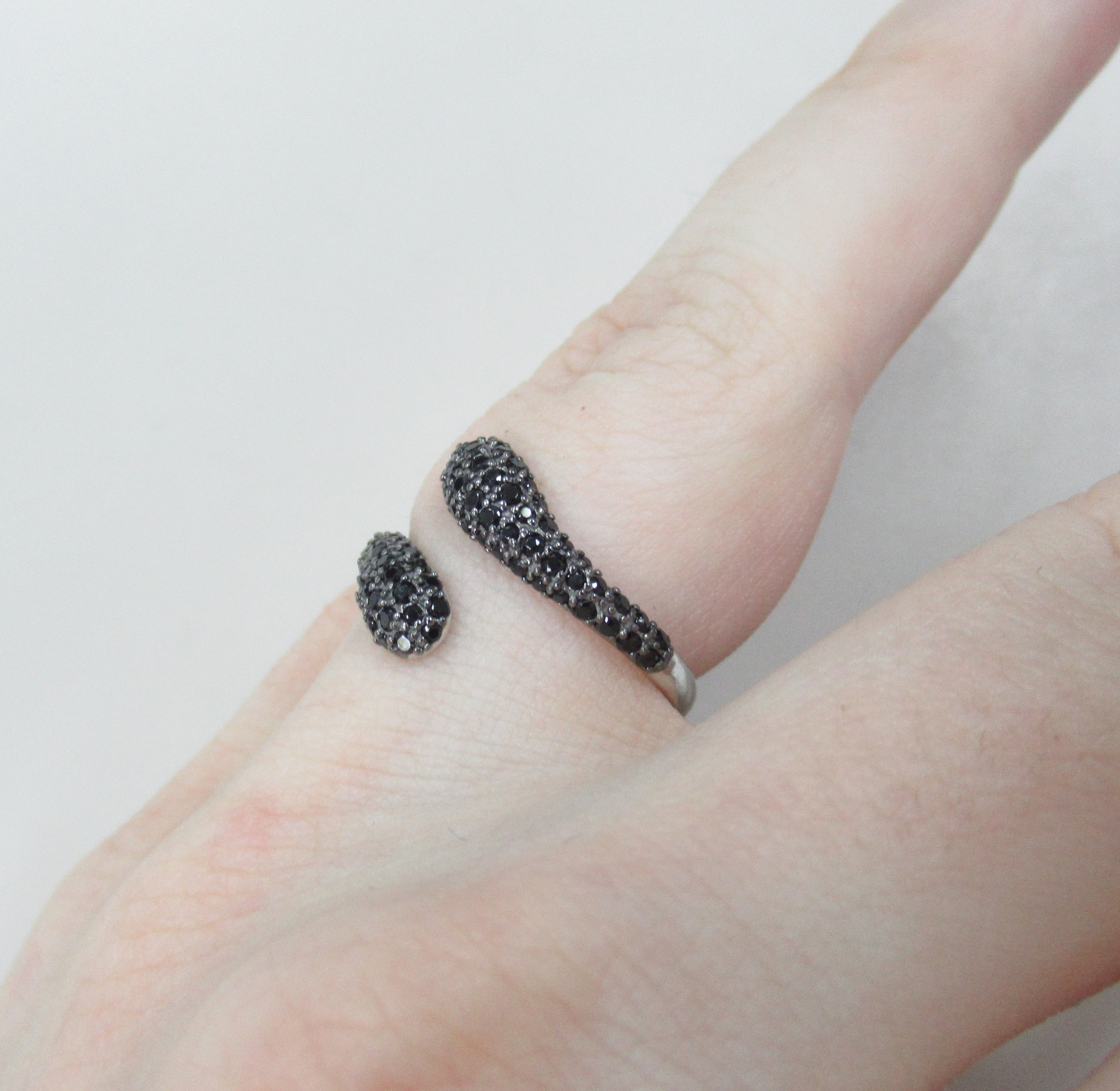 Серебряное незамкнутое кольцо со шпинелью